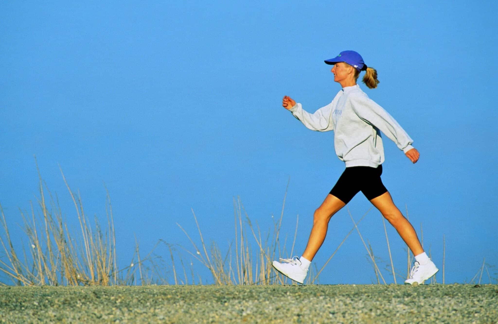 Persona mayor activa y saludable disfrutando del exterior